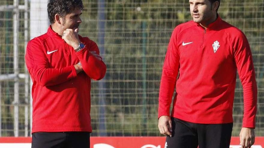 Baraja charla con Arturo Noval durante el entrenamiento de ayer en Mareo.