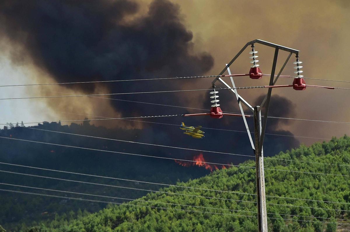 Fotogalería | Las imágenes del incendio de Casas de Millán, que ha obligado a evacuar a 800 personas Fotogalería | Las imágenes del incendio de Casas de Millán, que ha obligado a evacuar a 800 personas