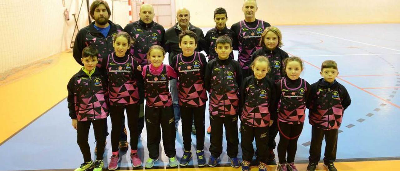 Los atletas y técnicos del Valle del Nalón, antes de un entrenamiento.