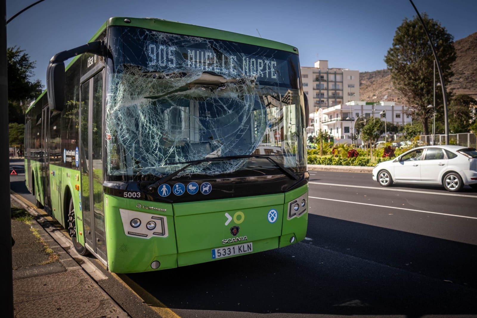 Una guagua embiste a una hormigonera en Santa Cruz