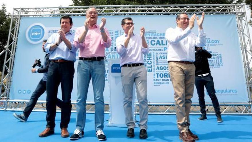 A la derecha, el candidato, Toni Pérez, junto a Fabra, Císcar y Pérez Fenoll en el escenario.
