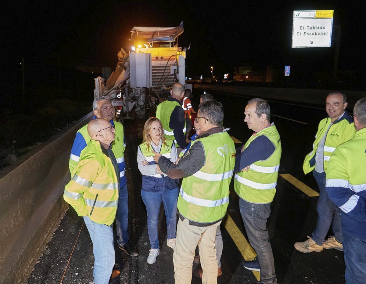 La presidenta Rosa Dávila y el consejero de Carreteras, Dámaso Arteaga durante una visita  a la TF-1. |  | ED