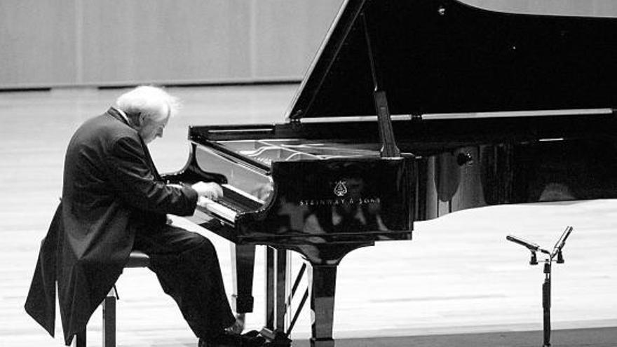 Grigory Sokolov, al piano durante el concierto que ofreció ayer en el auditorio de Oviedo.