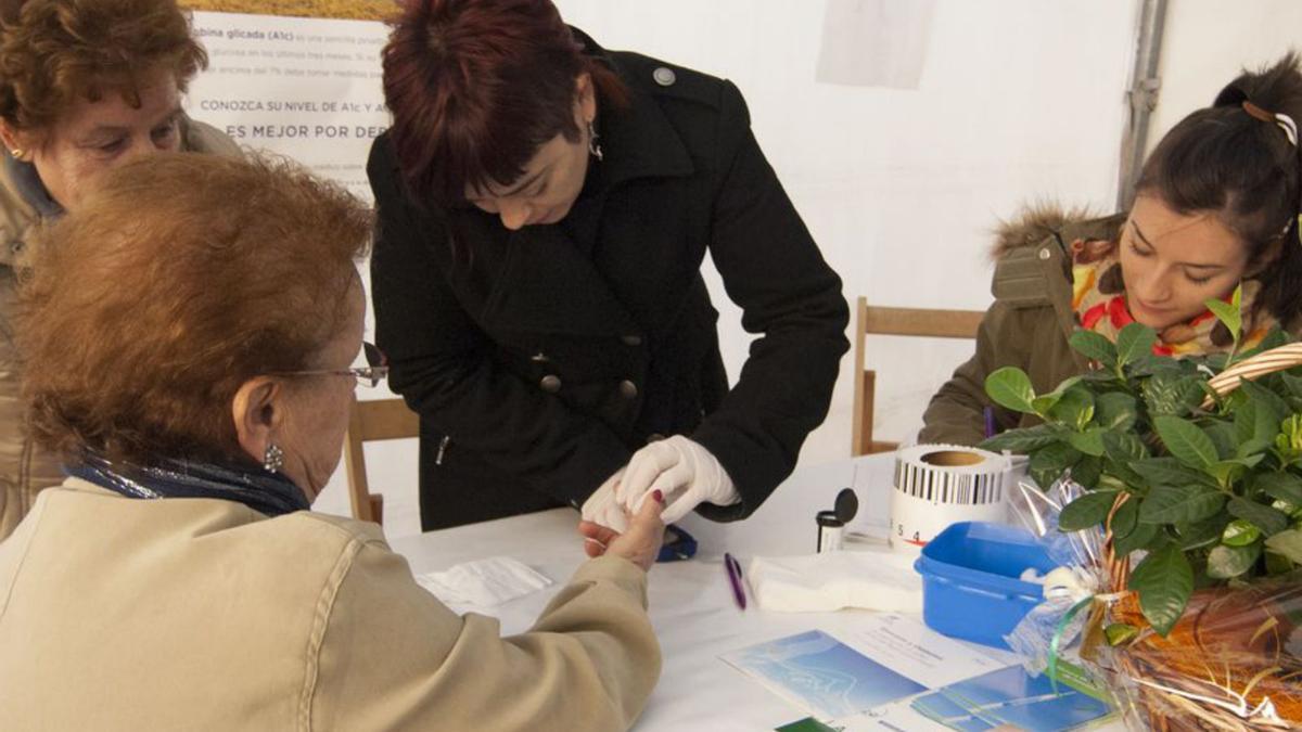 Voluntarios de Adibe durante la campaña precoz de diabetes de una edición anterior. | E. P.