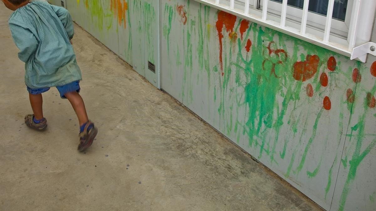 Un niño en una escuela