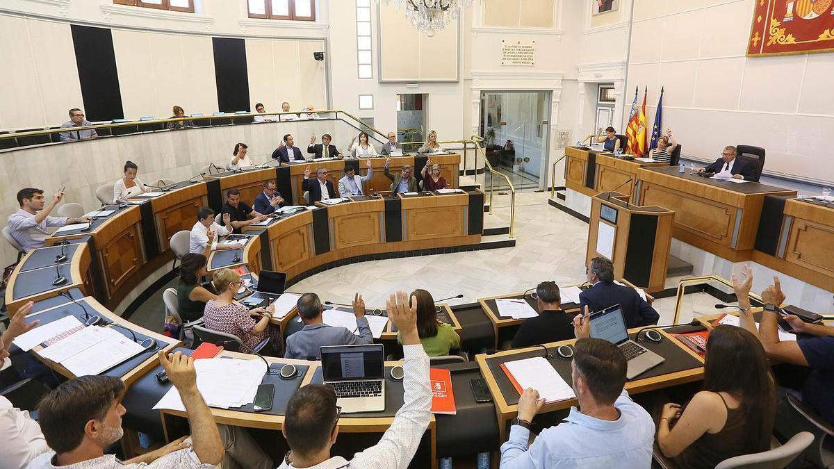 El PP y Vox cierran en el pleno de la Diputación la comisión del caso Baño entre acusaciones por blindar a Mazón