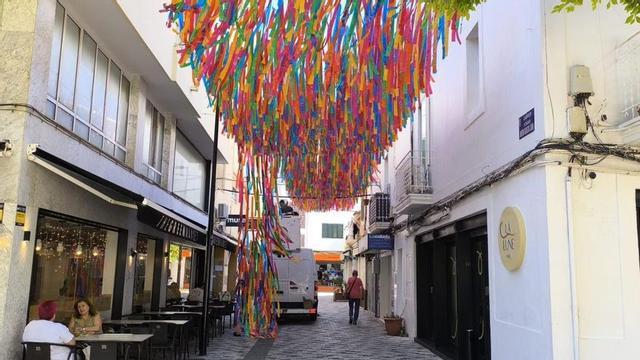 La calle Antoni Guasch Juan estrena un ‘techo’ de colores | P. M.
