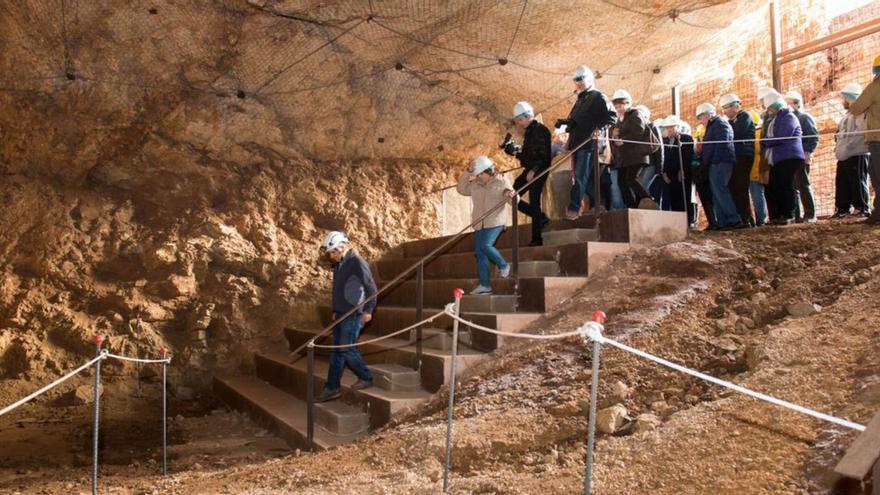 Visita guiada al interior de la Cueva Victoria.