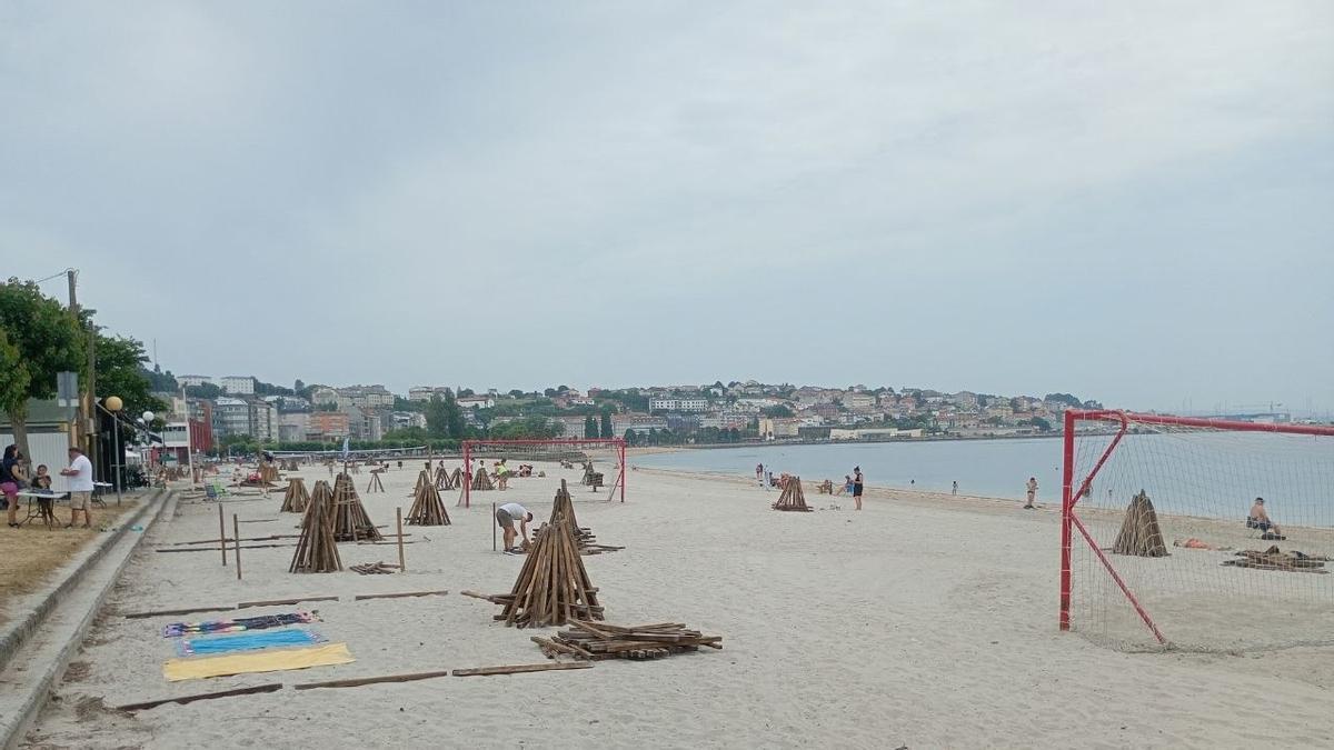 Las piras listas para la noche de San Juan en la playa de Sada.