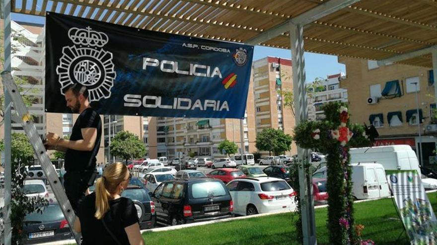 La Policía instala una cruz solidaria