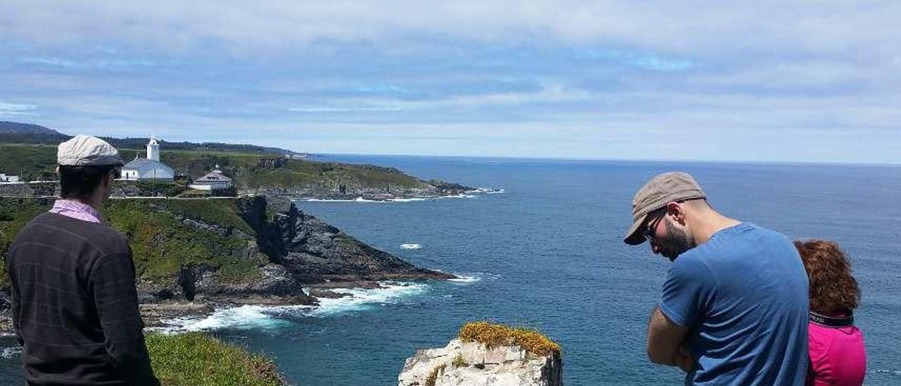 Una parte del equipo, observando el acantilado de Luarca.