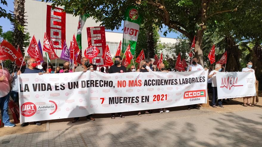 UGT y CCOO se concentran para reivindicar seguridad en el trabajo