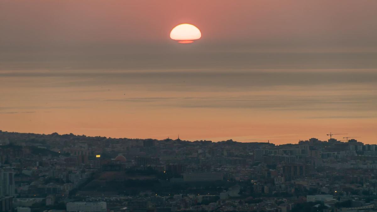 Salida del sol después de una noche tórrida de altas temperaturas en Barcelona