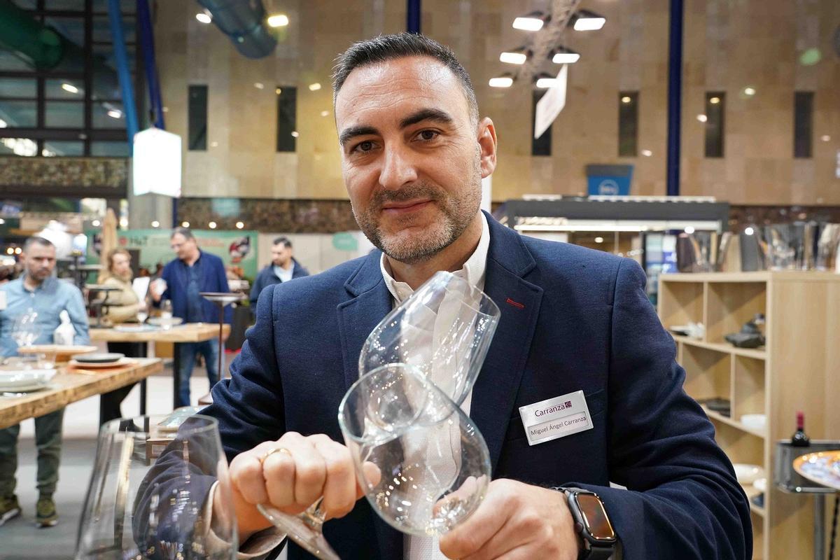Miguel Ángel Carranza, uno de los directivos Carranza, con sus copas de cristal ultraresistente.