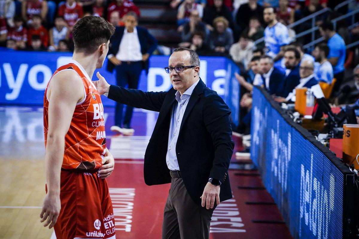 Diego Ocampo parlant amb Hugo Benítez durant el partit