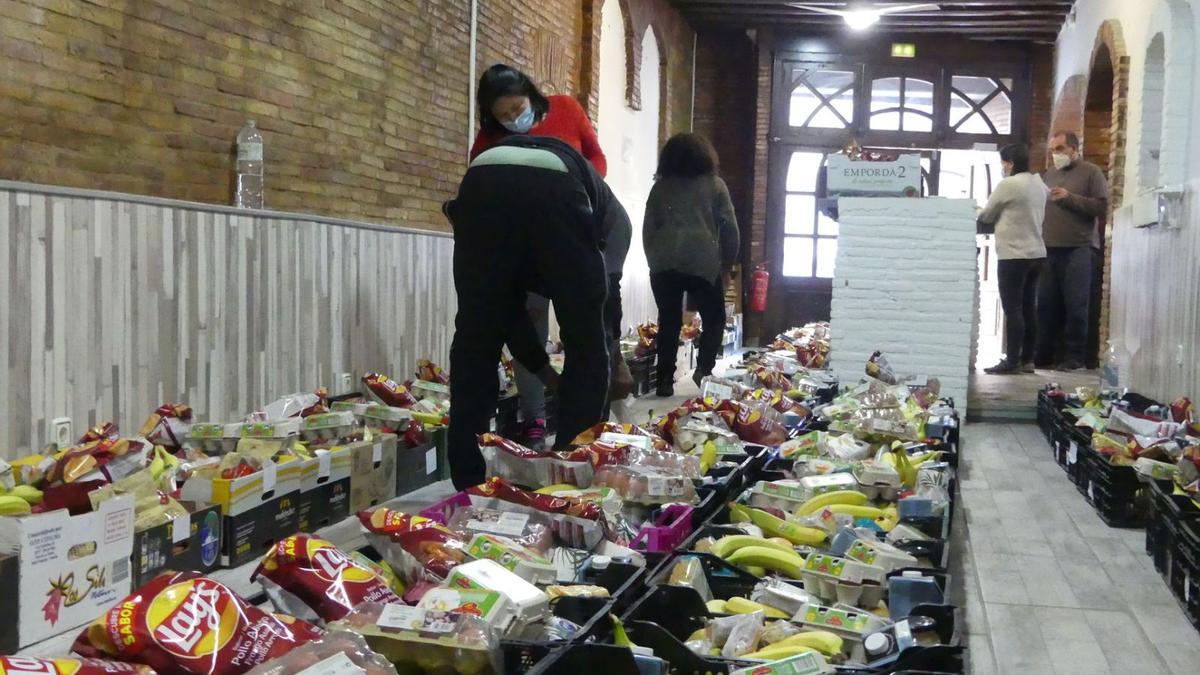 Voluntàries al local del carrer Caamaño 18 de Figueres preparant caixes d’aliments