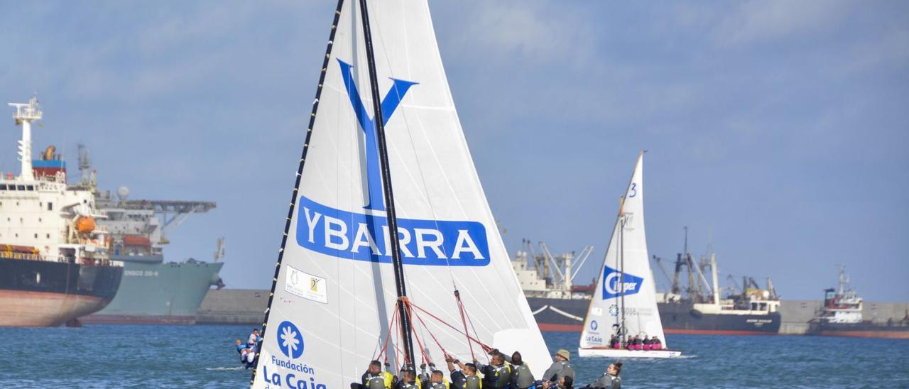 El bote del Villa de Agüimes Ybarra en plena navegación durante la regata de ayer que resultó ganador; al fondo el Poeta Tomás Morales Clipper, que finalizó cuarto. | | LP/DLP