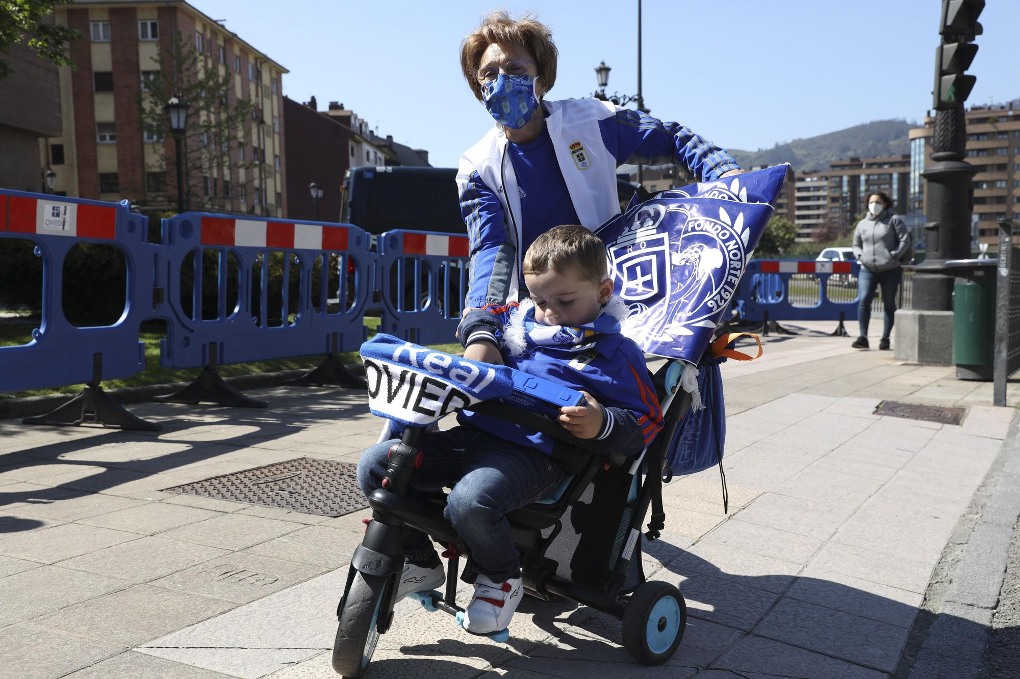 Así fue la salida de los jugadores del Real Oviedo hacia Gijón