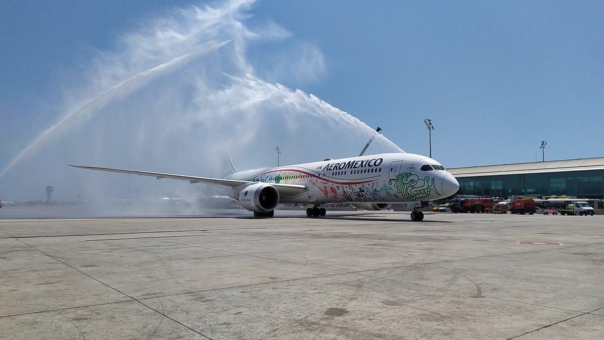 Cañón de agua para celebrar el estreno de la ruta Barcelona-México por Aeroméxico en el aeropuerto de El Prat.