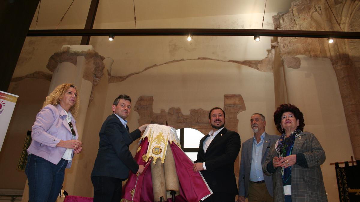La Torá era envuelta en su nuevo manto tras la presentación de las dos piezas en el ciuFront, en la antigua iglesia de Santa María.