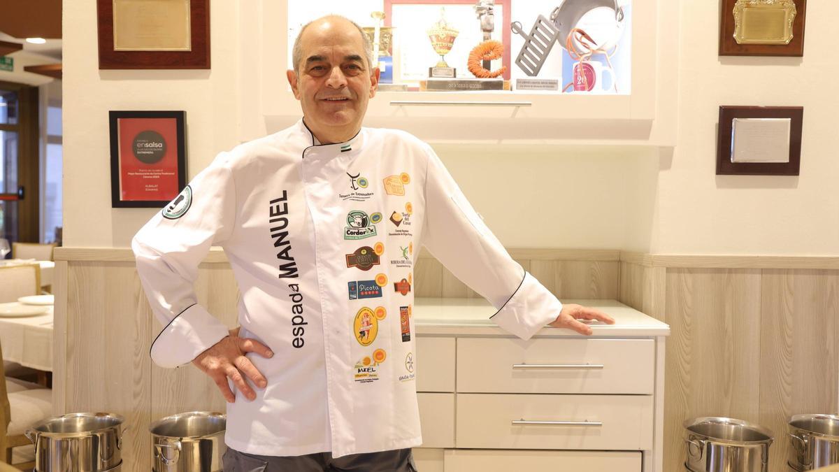 El cocinero Manuel Espada se jubila después de casi cinco décadas de trayectoria en Cáceres