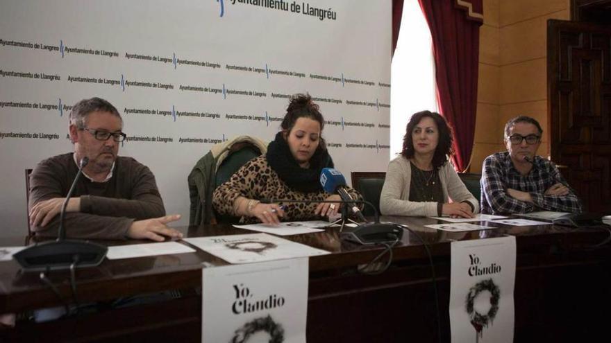 Por la izquierda, José Ramón López, Tamara Argüelles, Carmen Suárez y Joaquín García, durante la presentación de la obra teatral.