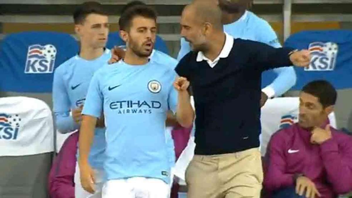 Bernardo Silva recibe las instrucciones de Pep Guardiola