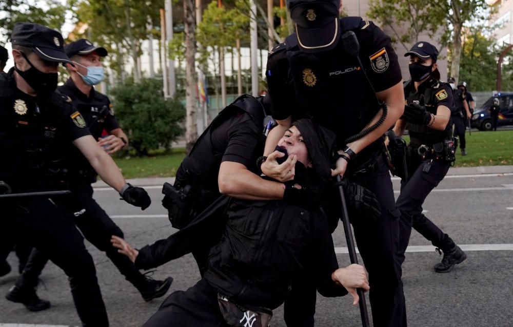 Madrid. 24.09.20. La policía carga en manifestación frente a la a asamblea de Madrid.  FOTO JOSÉ LUIS ROCA