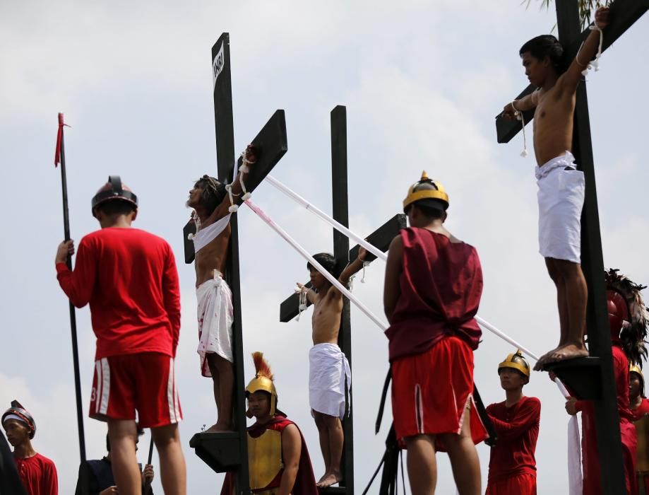 Un ciudadano filipino se  crucificó hoy por trigésimo año consecutivo en la localidad de San Pedro  Cutud, al norte de Manila, para revivir la Pasión de Cristo tal y como  aparece en la tradición cristiana.