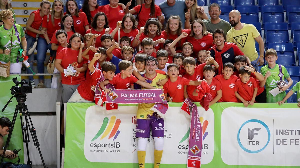 Jaume Bauzà posa al final del partido con incondicionales que llegaron desde Sant Joan.