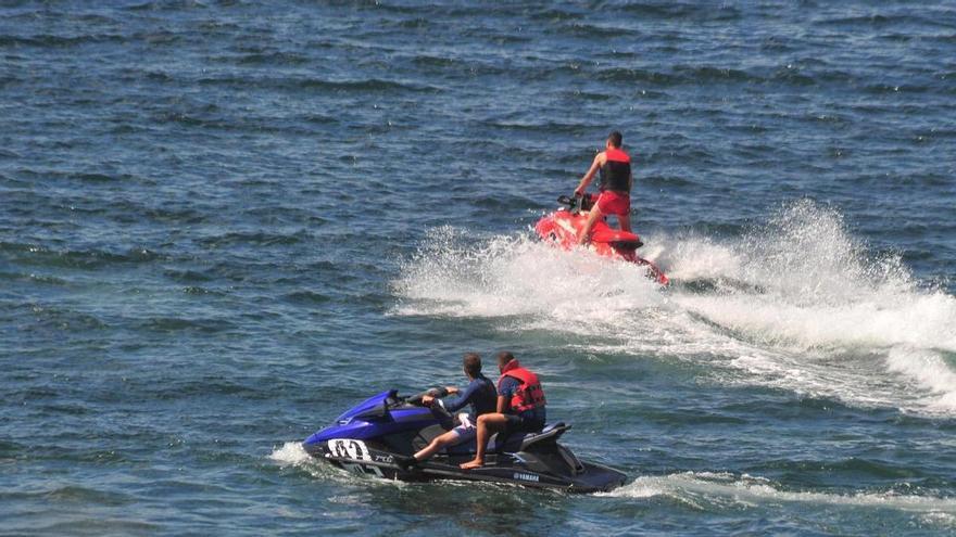 Proponen multas de más de 3.000 euros a cuatro pilotos por navegar con motos de agua en las Islas Cíes