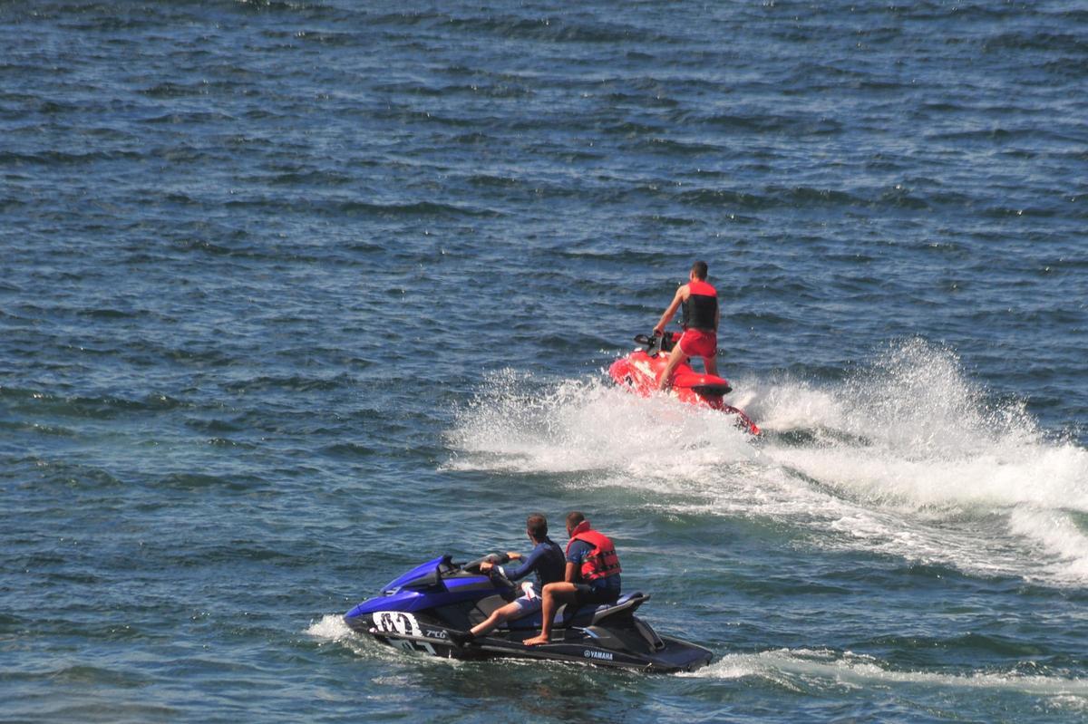 Motos de agua en la ría de Arousa.
