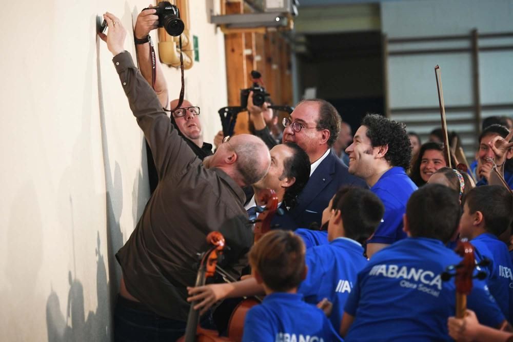 Gustavo Dudamel, con 200 niños músicos de A Coruña