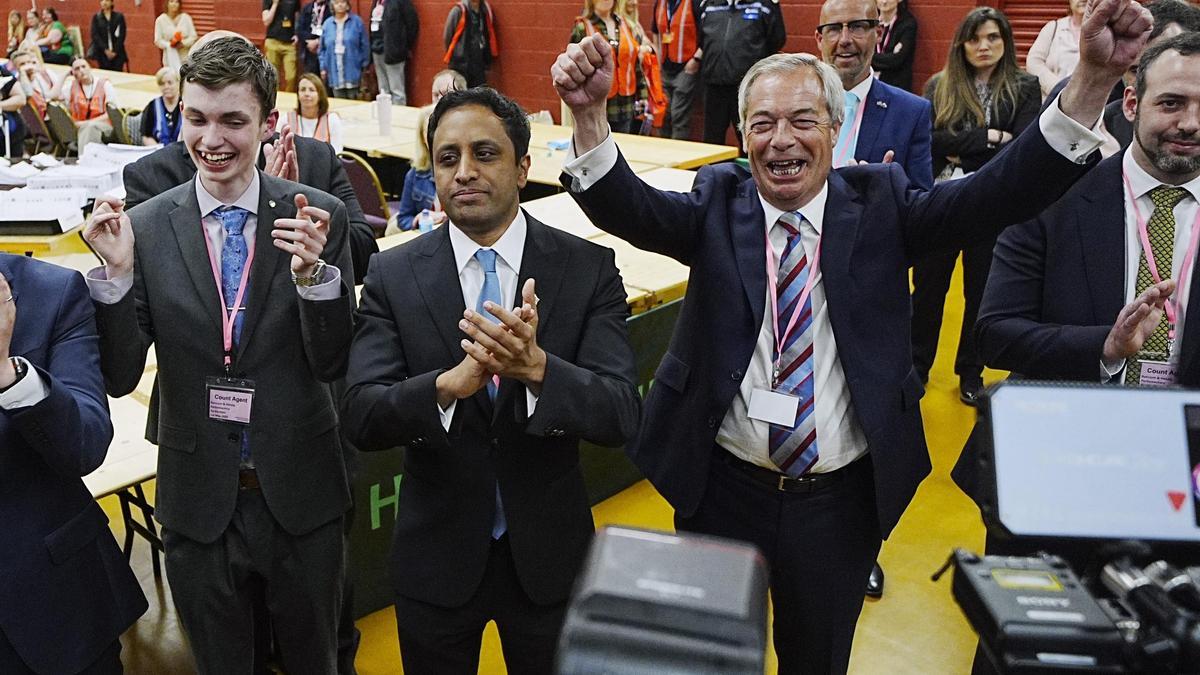 El líder de Reform UK, Nigel Farage, celebra con los brazos en alto el resultado de las elecciones locales del pasado viernes.
