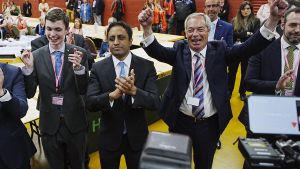 El líder de Reform UK, Nigel Farage, celebra con los brazos en alto el resultado de las elecciones locales del pasado viernes.