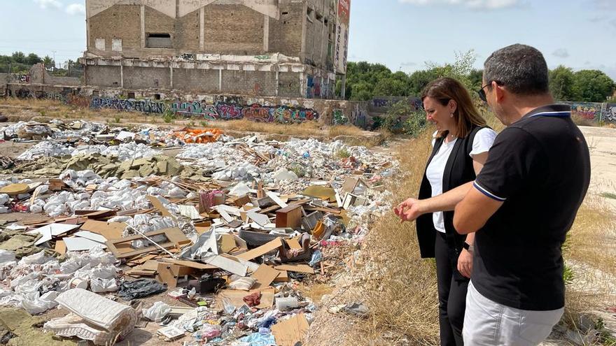 Vertedero en la zona de cervezas Turia.