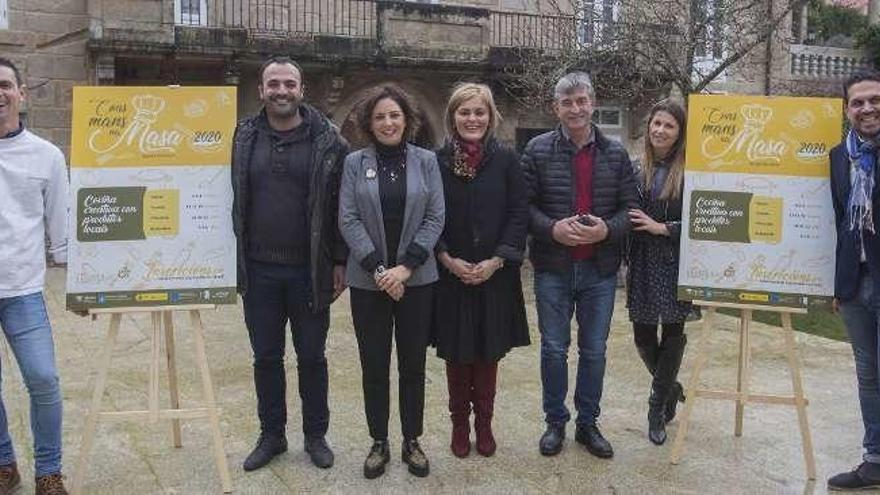 Iván Méndez, David Alonso, Sandra González, Digna Rivas, Fino Alonso, Cristina Dosil y Daniel Boullosa, ayer, en la presentación del curso el Pazo de Santa Teresa de Redondela. // FdV