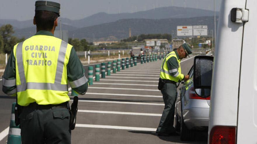 Control de la Guardia Civil de Tráfico en una carretera del área metropolitana de Valencia.