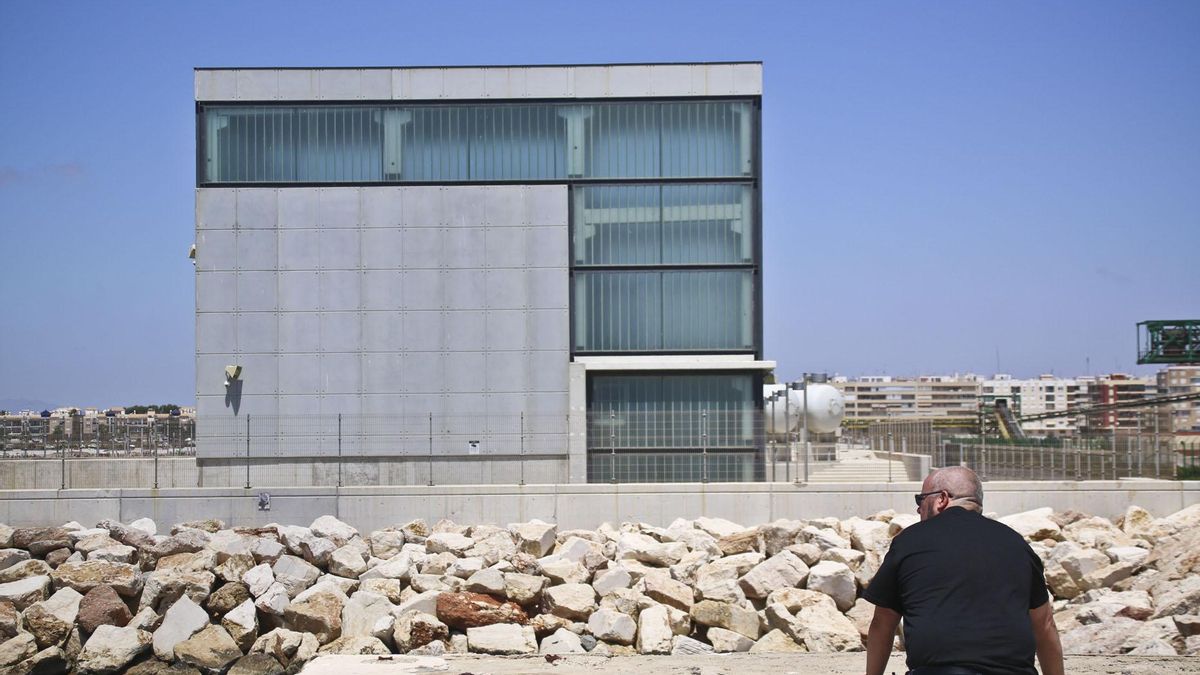 Edificio de la planta desalinizadora en el punto de captación de agua del mar en el dique de Poniente