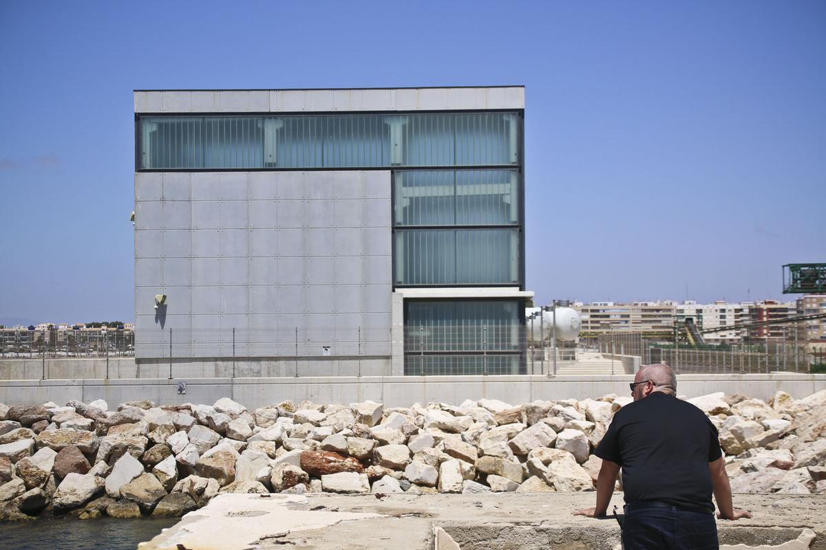 Edificio de la planta desalinizadora en el punto de captación de agua del mar en el dique de Poniente