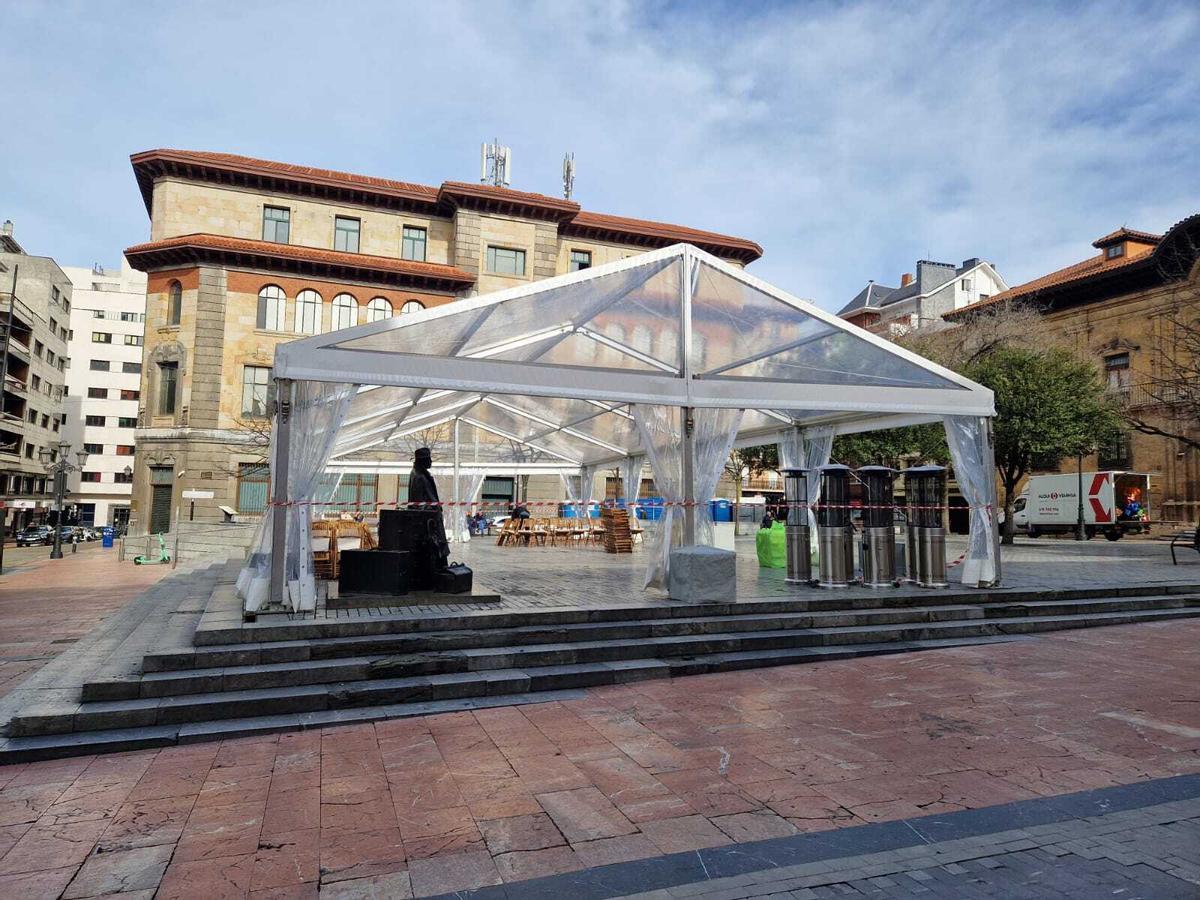 La caseta donde se celebrará la comida en la plaza de Porlier