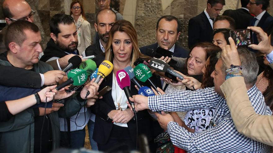 La presidenta de la Junta de Andalucía atiende a los medios.