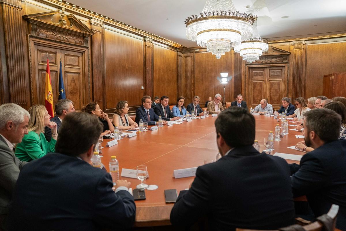 El líder del PP, Alberto Núñez Feijóo, y su portavoz parlamentaria, Cuca Gamarra, reunieron a 18 asociaciones de víctimas del terrorismo en una sala del Congreso.