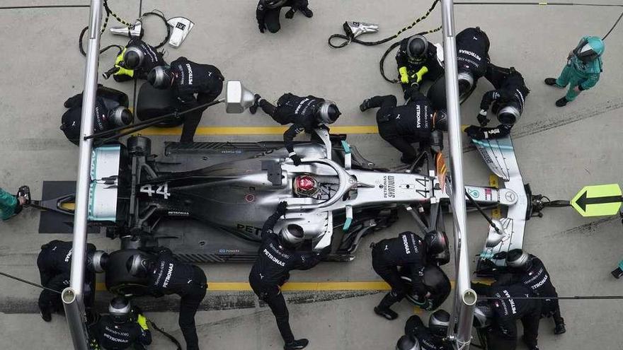Los operarios de Mercedes trabajan con el monoplaza de Hamilton durante una parada en boxes. // Chengwei Hu