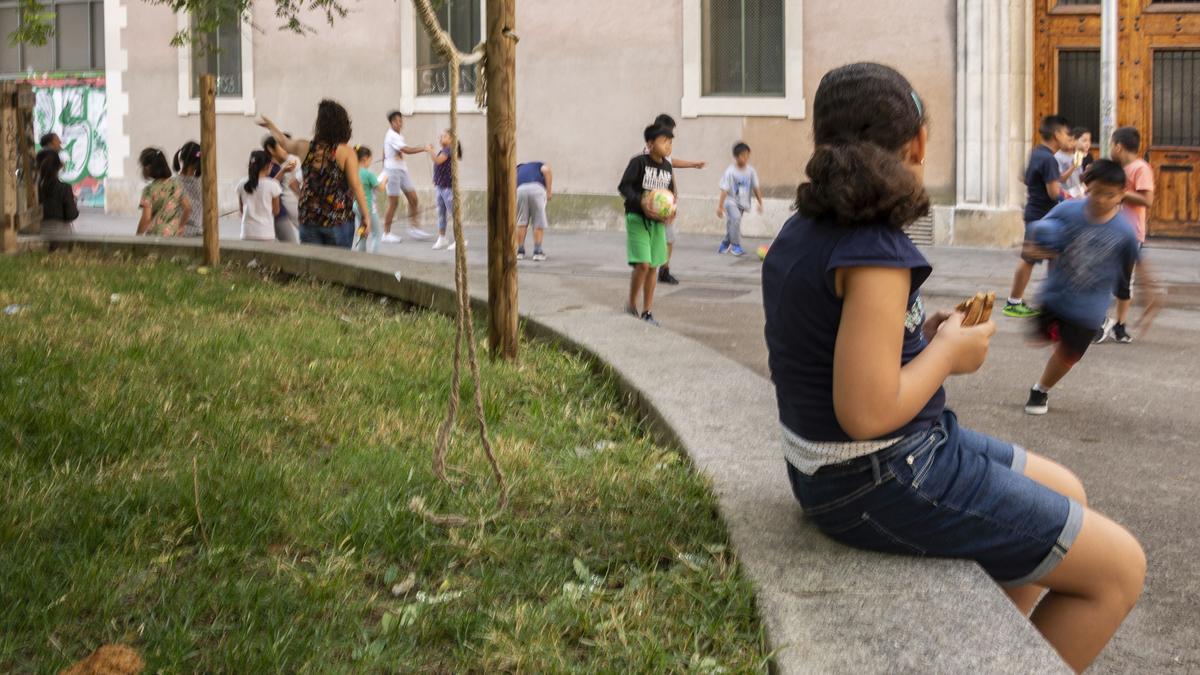 Barcelona 09/10/19 SOCIEDAD  Niña desayunando en el recreo al lado de heces humanas (plaza castilla) del colegi CEIP Castella. AUTOR MANU MITRU.