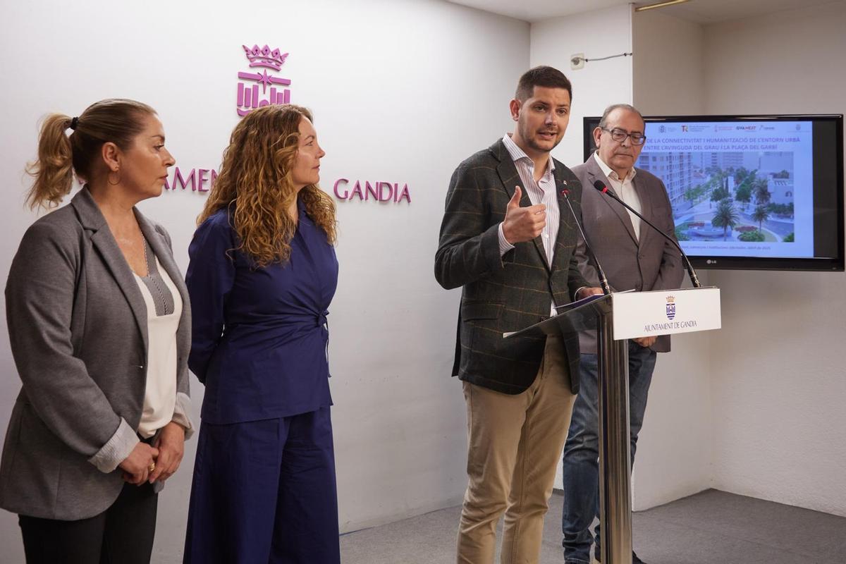 El alcalde, junto a Elena Moncho, Maite Alonso y Miguel Ángel Picornell, en la presentación del proyecto.