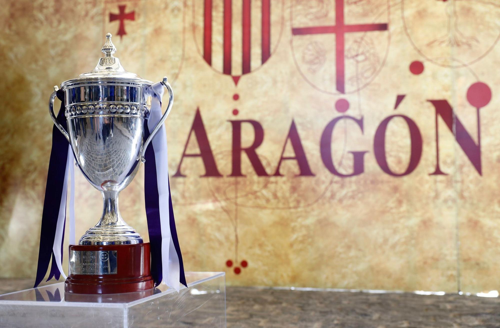 Azcón recibe a la selección aragonesa, flamante campeona de la Copa Regiones de la UEFA