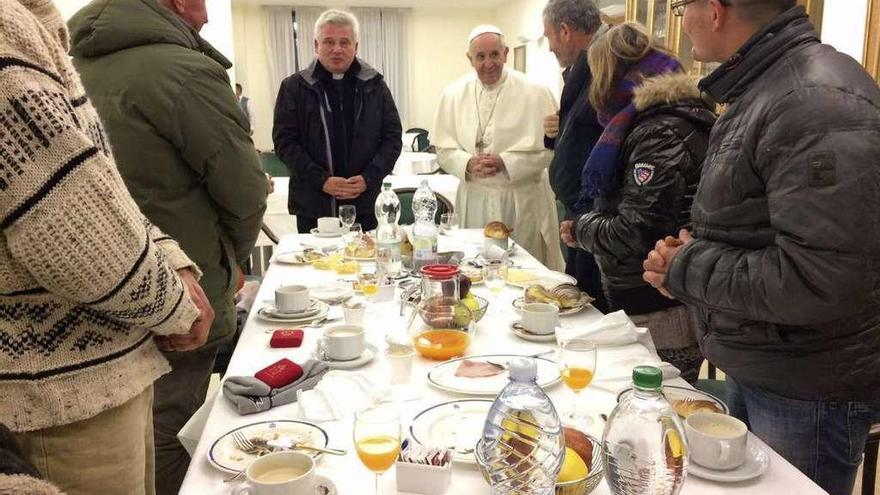 El Papa (al fondo a la dcha.), en el desayuno con el que celebró su cumpleaños con ocho mendigos. // Efe