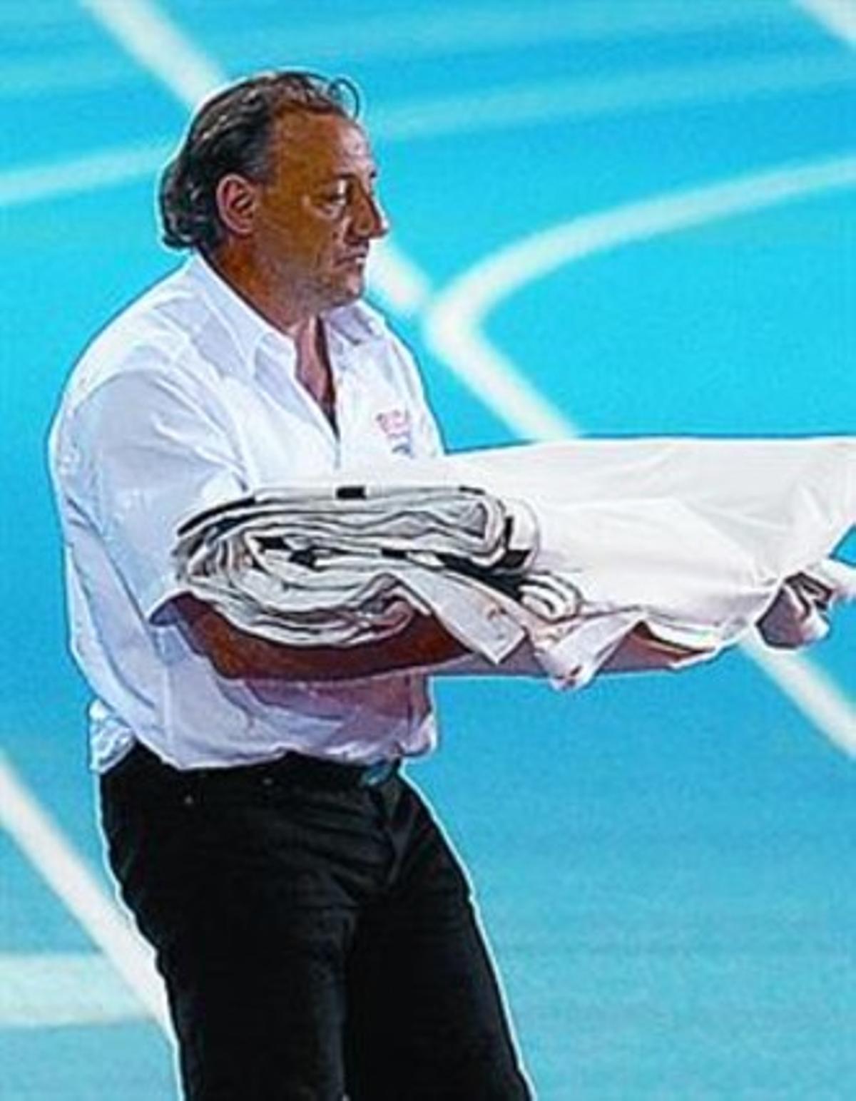 Cacho entrega la banderadels Europeus a Hèlsinki 2012.