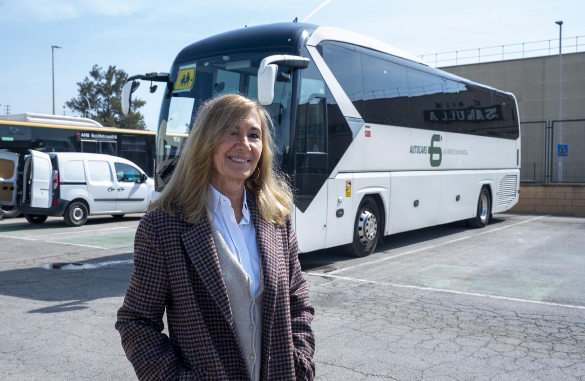Gemma Soler, gerente de la compañía de autocares Soler y Sauret, en la sede de la empresa en Sant Feliu.